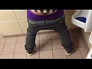 Gay safado dando a bunda no banheiro publico