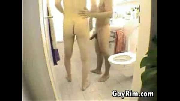 Video amador de gostosos tirando uma rapidinha no banheiro