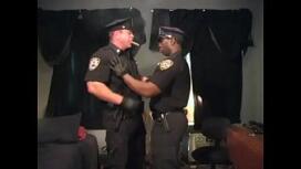 Dois policiais fodendo o preso branquelo