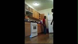 Negros gays transando na cozinha
