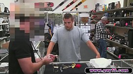 Vendedor gay dando a bunda para o cliente da loja