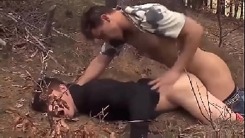 Tres gays safados fazendo sexo escondido no meio do mato